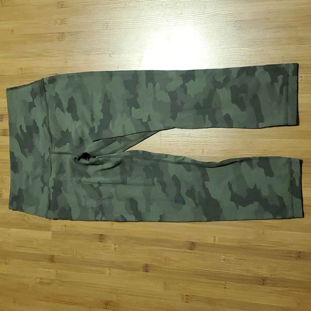 Lululemon camo crops sz 8
